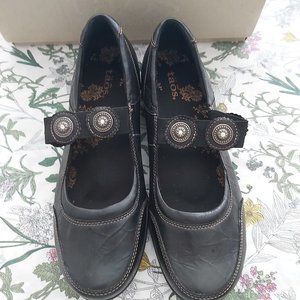 Size 9 Taos Mary Jewel Black Wedge Style Shoe